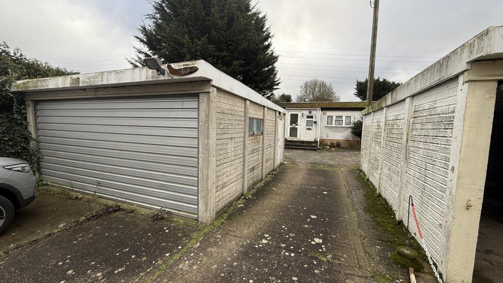 Lot: 76 - 0.28 ACRE SITE WITH RESIDENTIAL DEVELOPMENT OPPORTUNITIES - Garage